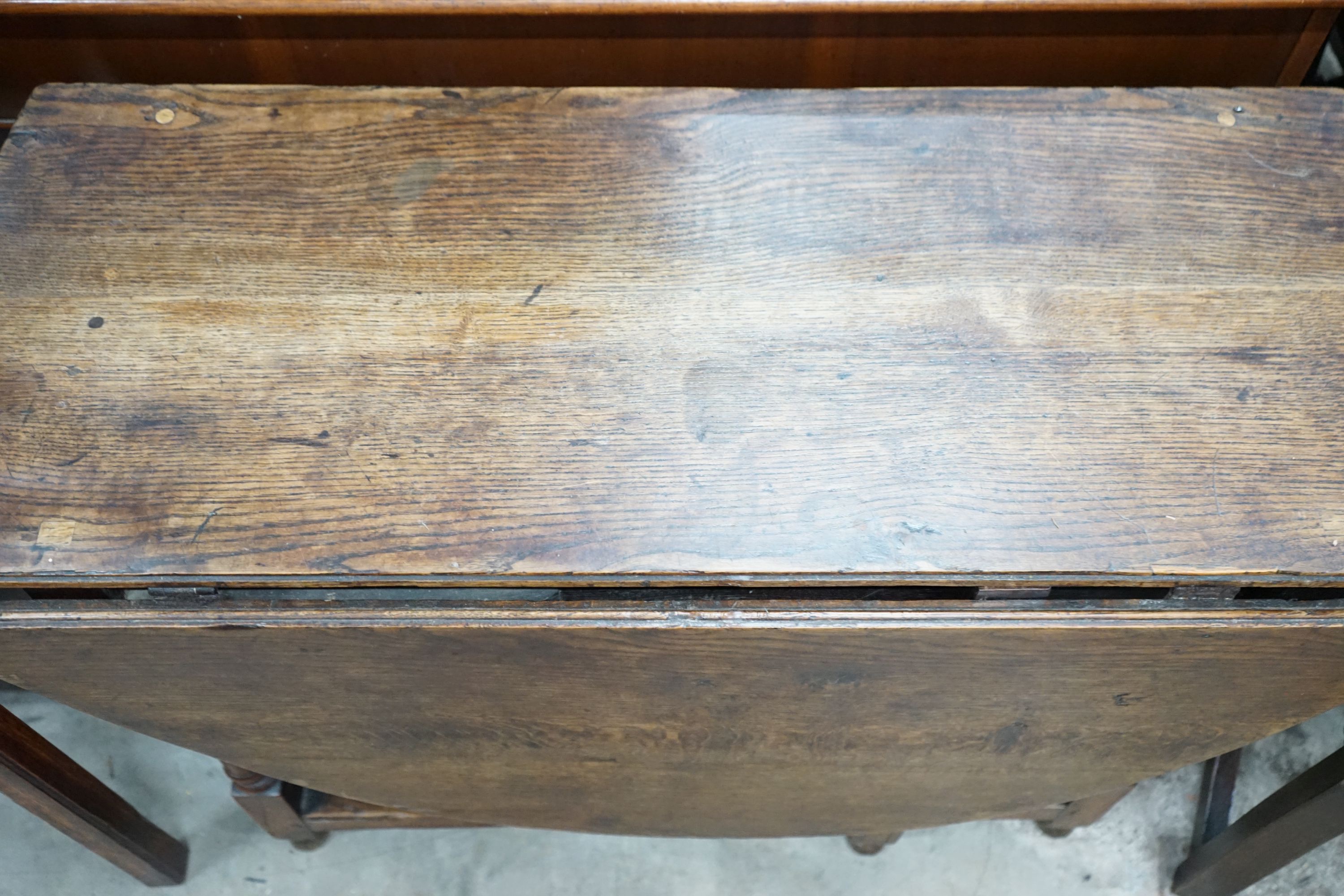 An 18th century oak gateleg dining table, length 103cm, depth 44cm, height 72cm